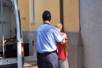 Minor de 12 ani, prins după o tentativă eşuată de furt